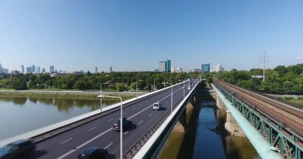 Στο κέντρο της πόλης στο παρασκήνιο, γέφυρα στο προσκήνιο. Πετώντας πάνω από ποταμό μεταξύ γέφυρες — Αρχείο Βίντεο