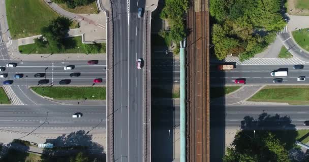 Drone vertical aérien de l'intersection ferroviaire de la circulation de pont — Video