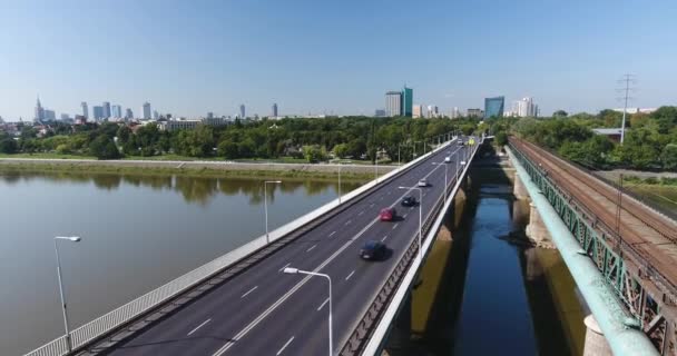 Flusso di traffico automobilistico su un ponte. Volare giù — Video Stock