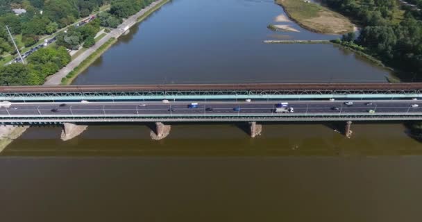 Hög vinkel syn på trafik bron över River — Stockvideo