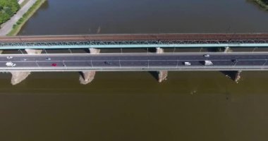 Uçan üzerinde köprü ve tren yolu