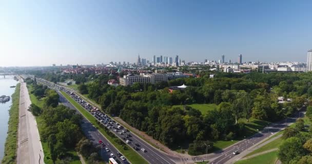 바르샤바 시내 및 구시가지의 파노라마입니다. 고속도로에서 교통 체증 — 비디오