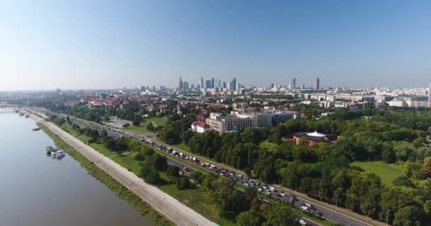 Panorama Varšavské staré město a centrum města. Dopravní zácpa