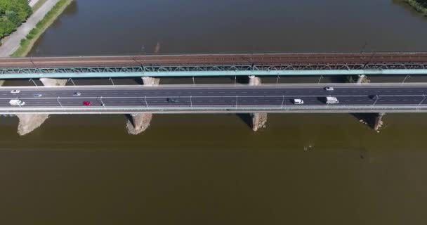 Volando sobre el puente y la ruta ferroviaria — Vídeo de stock