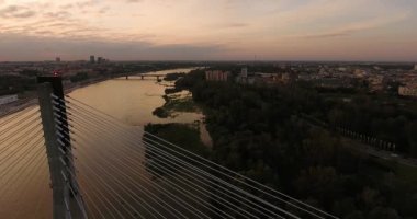 Köprü üzerinde Vistula Nehri Varşova. Hava atış: Varşova, Polonya