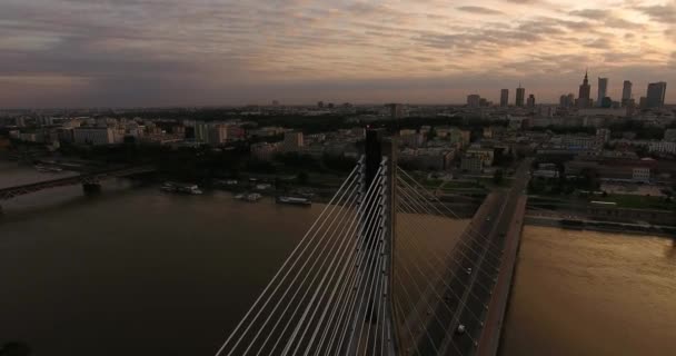 Volando Alrededor Del Puente Swietokrzyski Atardecer Varsovia Polonia — Vídeos de Stock