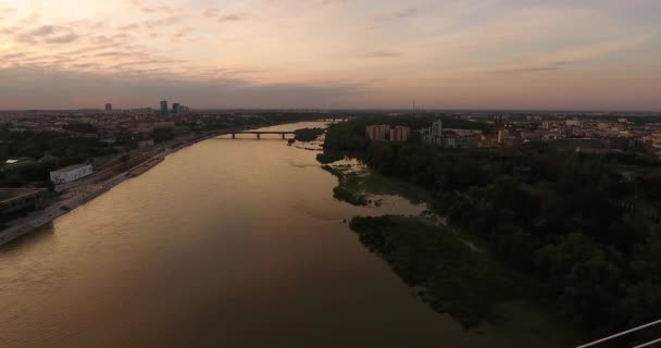 Gipfel Der Brücke Über Den Fluss Bei Orangefarbenem Sonnenuntergang Luftaufnahme — Stockvideo