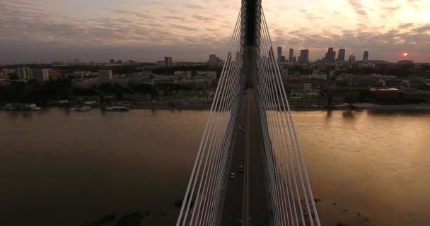 Revelando Centro Desde Detrás Del Puente Atardecer Naranja Tiro Aéreo — Vídeos de Stock