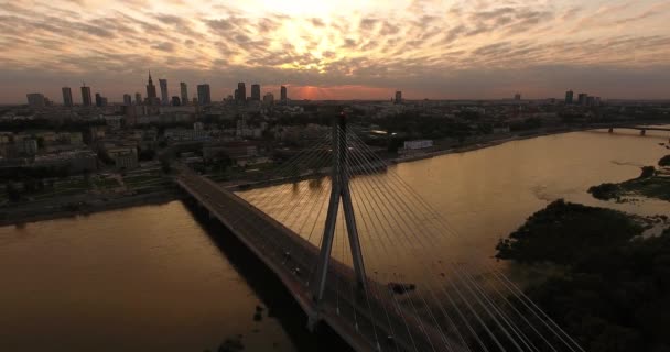 Establecimiento Una Toma Aérea Del Puente Swietokrzyski Atardecer Varsovia Polonia — Vídeos de Stock