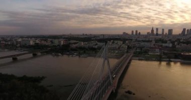 Trafik çoğu bileşimin günbatımında hareket. Hava atış: Varşova, Polonya