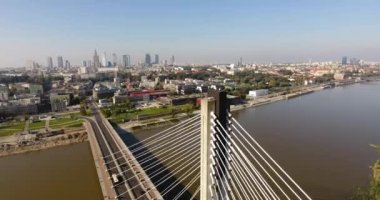 Hava: Köprü pilon üzerinde Nehri uzak uçan