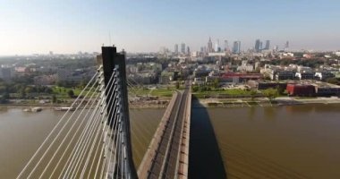 Beyaz ip çevresinde hava kamera sinek köprü kaldı