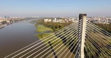 Beton pilon güneşli gün köprüde. Havadan görünümü