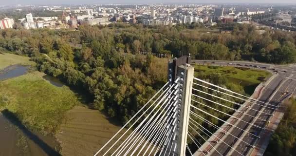 Antenowe nachylenie w dół: Pływające powyżej Pylon mostu kabel biały. — Wideo stockowe