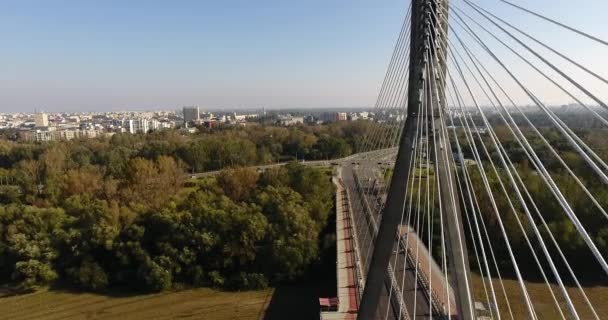 Летящий клочок к белому вантовому мосту — стоковое видео