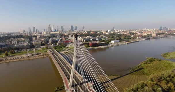 Légi kamera felé kábel maradt hidat. Varsó város panorámája — Stock videók