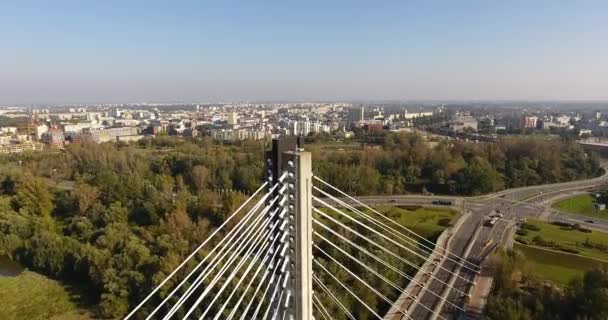 Pylon mostu v popředí. Panorama v pozadí. Letecký pohled — Stock video