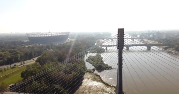 Flygfoto över Nationalstadion och Bridge Swietokrzyski i Warszawa — Stockvideo