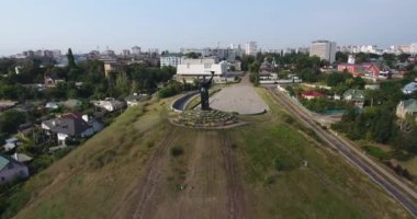 Anıt için vatan tepede kalan annesi yukarıda uçan