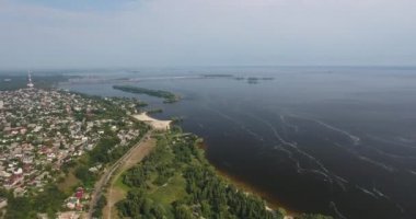 Cherkasy yakınındaki Dinyeper Nehri'nin havadan görünümü