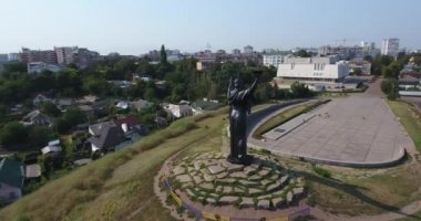 Tepe üzerinde büyük kadın Anıtı havadan görünümü