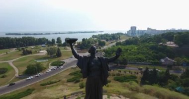 Kamera önünde iç anne anıt