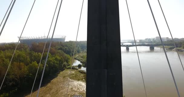 Vista de abajo hacia arriba del pilón del puente. Cámara aérea — Vídeos de Stock