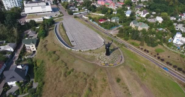 Kreiselnder und absteigender Blick auf das Denkmal für die Heimatmutter — Stockvideo