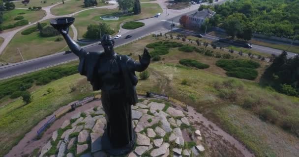 Cirkelen rond Monument en het onthullen van de stad Tsjerkasy — Stockvideo