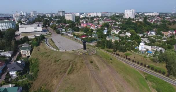 Luftaufnahme des Frauendenkmals mit erhobener Hand — Stockvideo