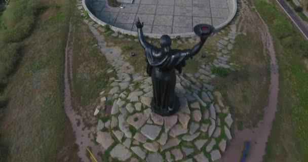Flying Away From Woman Monument. Inclinarse hacia arriba. Disparo aéreo — Vídeo de stock