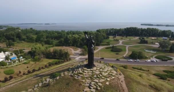 Círculo tiro de mulher Monumento em Cherkasy — Vídeo de Stock