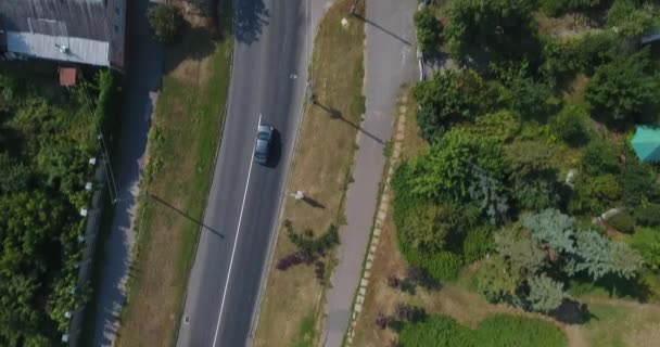 Tracciamento aereo colpo di auto che si muove su una strada — Video Stock