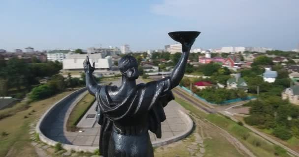 Pahorb Slavy 記念碑の近くに飛んでいます。空を舞ってください。 — ストック動画