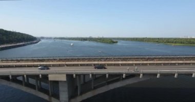 Trafik akışı Köprüsü üzerinde Dinyeper Nehri üzerinde. Hava atış: Kiev, Ukrayna