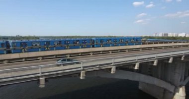 Tren ve trafik akışı bir köprüde. Hava uçağın Shot: Kiev, Ukrayna