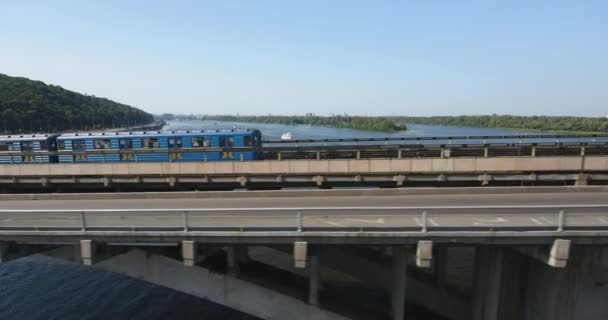 Κεραία Μετρό Τρένο Που Πηγαίνει Ένα Ποτάμι Πάνω Από Γέφυρα — Αρχείο Βίντεο