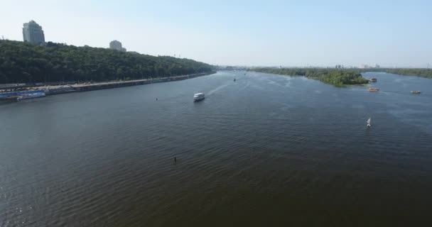 Γιοτ Τουρίστες Πλέουν Στον Ποταμό Δνείπερο Στο Κίεβο Ηλιόλουστη Ημέρα — Αρχείο Βίντεο