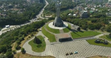 Vatan anıt Kiev. Yukarı eğimli. Havadan görünümü: Kiev, Ukrayna