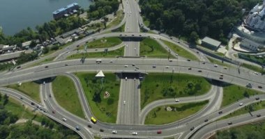 Dairesel kavşak. Havadan görünümü. Tilt aşağı: Kiev, Ukrayna