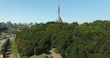 Kiev vatan anıt yan görünüm. Hava atış: Kiev, Ukrayna