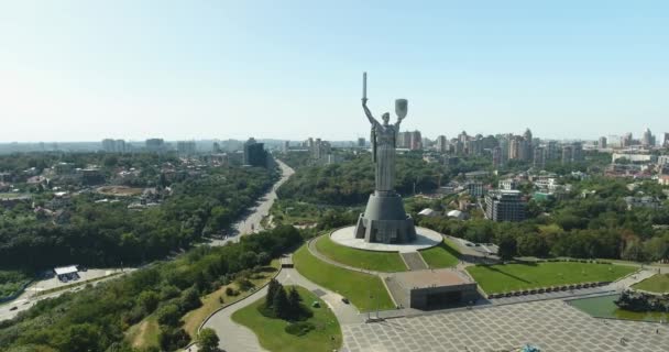 乌克兰基辅的祖国纪念碑鸟瞰图 — 图库视频影像