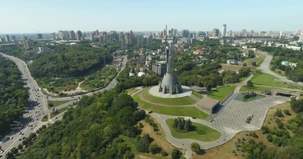 乌克兰基辅的祖国纪念碑的无人机镜头 — 图库视频影像