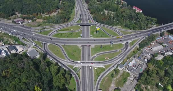 高速道路の交差の時間の経過 晴れた日に空撮 キエフ ウクライナ — ストック動画