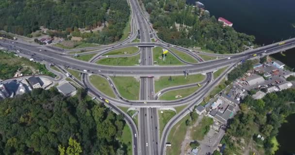 キエフ ウクライナの高速道路交差点の歩道橋 — ストック動画