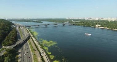 Zaman atlamalı şehir hayatının nehrin yanında. Beton destek Köprüsü üzerinde Nehri: Kiev, Ukrayna