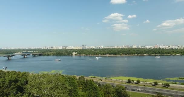 晴れた日にキエフ市に美しいドニエプル川のパノラマ キエフ ウクライナ — ストック動画