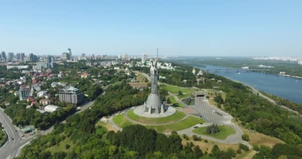 在基辅的祖国纪念碑上倾斜 鸟瞰图 乌克兰基辅 — 图库视频影像