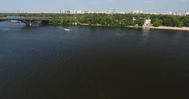 Scooter d'eau naviguant dans la rivière : Kiev, Ukraine 