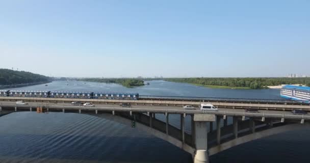 Mit Auto Und Bahn Über Brücke Geflogen Kiew Ukraine — Stockvideo